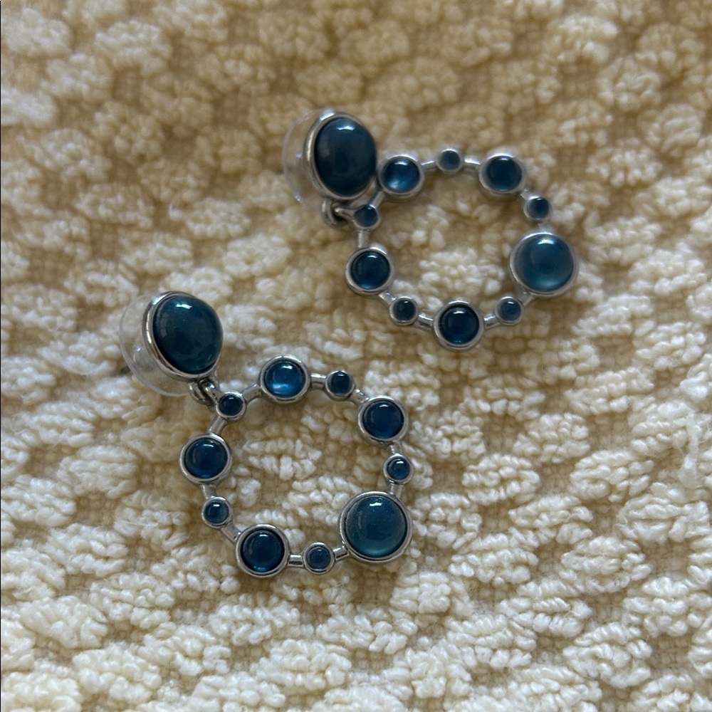 Beautiful Lucky brand earrings
Bluish grey tone
Approx 3/4 “ long